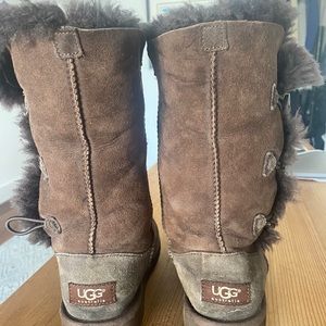 UGGS KIDS BOOT SIZE 4